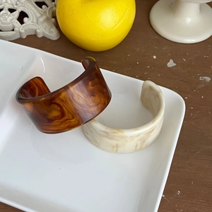 Details breiter Acetat-Armreifen mit Schildpatt- und Elfenbein-Marmormuster