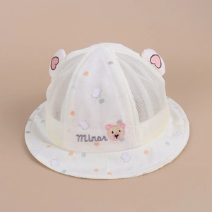 Dettaglio cappello neonato con rete traspirante, orecchie da orso e ricamo Minor