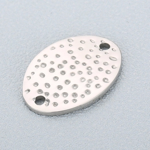 Lien ovale en acier inoxydable poli avec texture martelée et deux trous de fixation