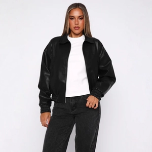 Veste de motard en similicuir noir pour femme avec col à revers et fermeture éclair en studio