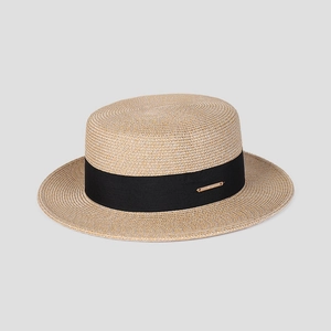 Gros plan sur la texture en paille tressée et ruban noir avec logo doré sur le chapeau