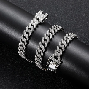 Makro-Detail des silbernen 12mm Cuban Link Armbands mit funkelndem Kristallbesatz