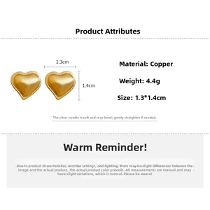 Macro shot of gold plated heart earrings with size 1.3x1.4cm and weight 4.4g info