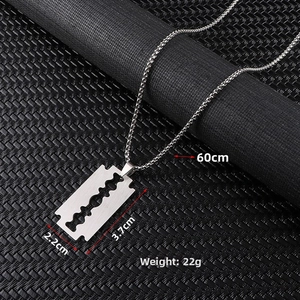 Detailansicht der 60cm Edelstahl-Rasierklinge Halskette für Herren mit 22g Gewicht