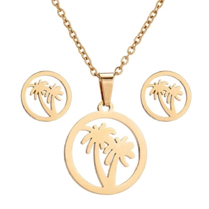 Nahaufnahme eines goldenen Schmucksets mit Kokosnussbaum-Halskette und passenden Ohrringen
