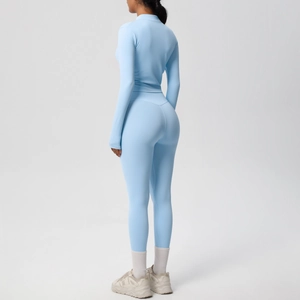 Détail de la texture du tissu de l'ensemble de yoga bleu clair et coutures ergonomiques
