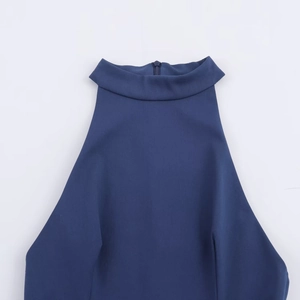 Détail du col montant et de la fermeture éclair invisible sur une robe licou bleu marine
