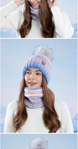 Détail d'un ensemble bonnet et écharpe tricotés dégradés rose bleu avec pompon gris