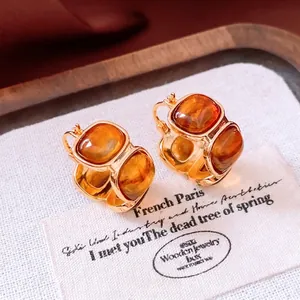 Retro amber resin square pendant earrings with elegant gold metal finish in vintage style
