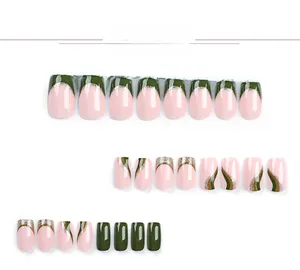 Dettaglio unghie finte con punte verde oliva e motivi a onde con glitter color oro