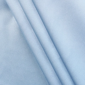 Détail du tissu en satin bleu clair soyeux avec des reflets élégants et des plis doux