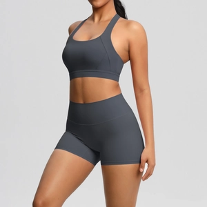 Detailansicht der anthrazitfarbenen High-Waist Yoga-Shorts mit nahtloser Passform