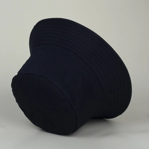 Gros plan détaillé du chapeau bob bleu marine et des coutures du bord renforcé