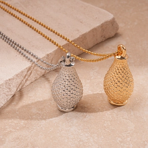 Colliers pendentifs vintage en forme de bouteille panier en or et argenté