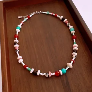 Collana etnica bohémien con perline di pietra colorate e chiusura in argento regolabile