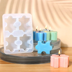 Dettaglio dello stampo in silicone per candele a puzzle con pezzi in resina colorata