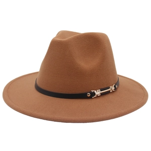 Détail d'un chapeau fedora en laine camel avec bandeau en cuir noir et boucle dorée