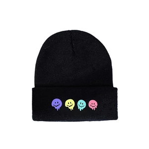 Berretto nero in maglia con quattro smiley colorati per uno stile street invernale