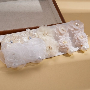 Set de dix boucles d'oreilles fleurs en tissu crème avec perles et strass brillants