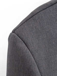 Vue macro des détails de couture sur le tissu gris foncé d'un costume pour femme