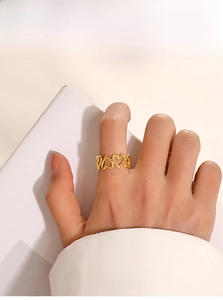 Détail de la bague en acier inoxydable plaqué or 18K avec motifs de cœur évidé