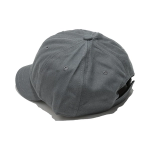 Vue de dessus d'une casquette en coton gris foncé à bord court et couronne à six panneaux