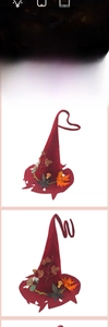 Détail d'un chapeau de sorcière en feutre rouge avec feuilles d'érable et champignons