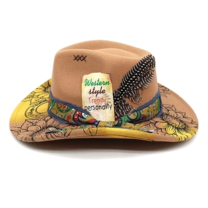 Détail d'un chapeau western à large bord avec ruban ethnique, plume et tournesol