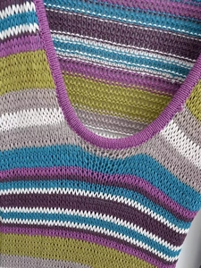 Nahaufnahme von bunt gestreiftem Strickstoff mit komplizierter Netzstruktur und Farben