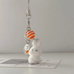 Portachiavi con coniglio bianco floccato, perle arancioni e ciondolo orologio a cuore