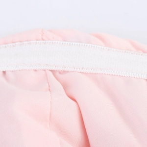 Vue détaillée du tissu en tulle rose et de la couture élastique blanche sur la robe