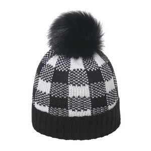 Winter-Strickmütze für Kinder mit Schachbrettmuster und großem Kunstfell-Pompon