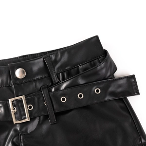 Detail der schwarzen PU-Ledershorts mit Gürtel, Metallösen und Schnalle an der Taille