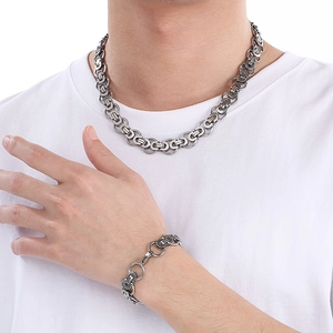Set di collana e bracciale in acciaio inossidabile stile bizantino argento su modello