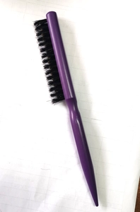 Cepillo de cardar morado con cerdas negras densas y punta para seccionar el cabello