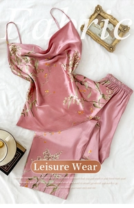 Détail de l'ensemble de pyjama rose fleuri en satin avec caraco et pantalon long