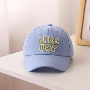 Détail de la casquette bleue en coton avec broderie Nice Day jaune et bouton supérieur