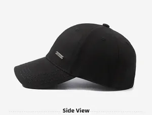 Vista laterale del berretto da baseball nero con trama in twill e placca metallica