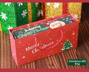 Λεπτομερής προβολή κόκκινης τσάντας δώρου Merry Christmas με σχέδια δέντρων και λαβές