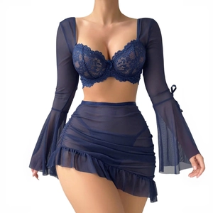 Détails du soutien-gorge en dentelle bleu marine et peignoir en mesh à volants