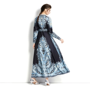 Elegante abito lungo in velluto con ricami blu e design con vita stretta in vita