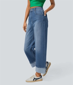 Dettaglio dei jeans a vita alta gamba dritta con ampio risvolto sul fondo in denim blu