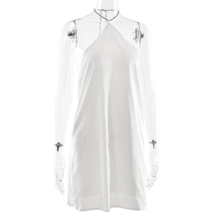 Détail de la texture du tissu satiné blanc de la mini-robe dos nu sur mannequin transparent