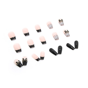 Kit unghie finte con fiocco nero, perle, punte French e design glitter argento
