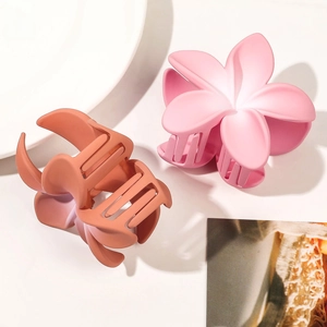 Detail of matte flower hair claws in gradient pink and caramel finish two-piece set