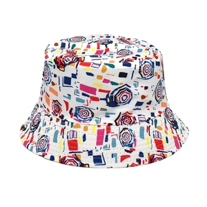 Détail de motifs géométriques abstraits colorés sur le tissu d'un chapeau bob blanc