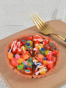Détail d'un modèle de pizza aux fruits en PVC avec fraises et garniture à la crème