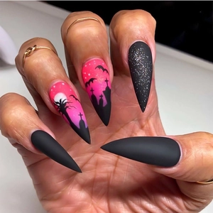 Faux ongles gothiques d'Halloween avec base noire mate, motifs d'araignées et de chauves-souris