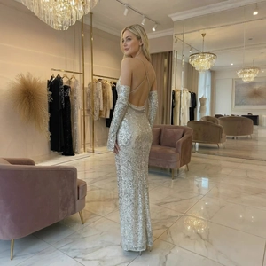 Elegantes rückenfreies Abendkleid mit Silberpailletten, Ärmeln und Fishtail-Saum