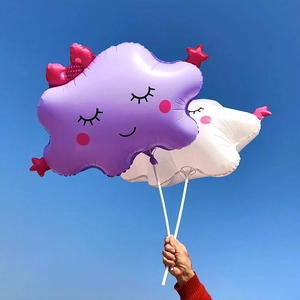Ballons nuages souriants violets et blancs sur ciel bleu pour fête d'anniversaire